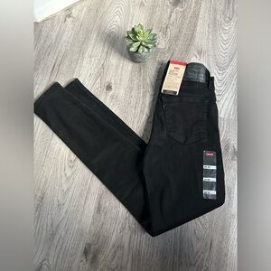 NWT Levi’s 721 High Rise Soft Skinny Jeans Size 25